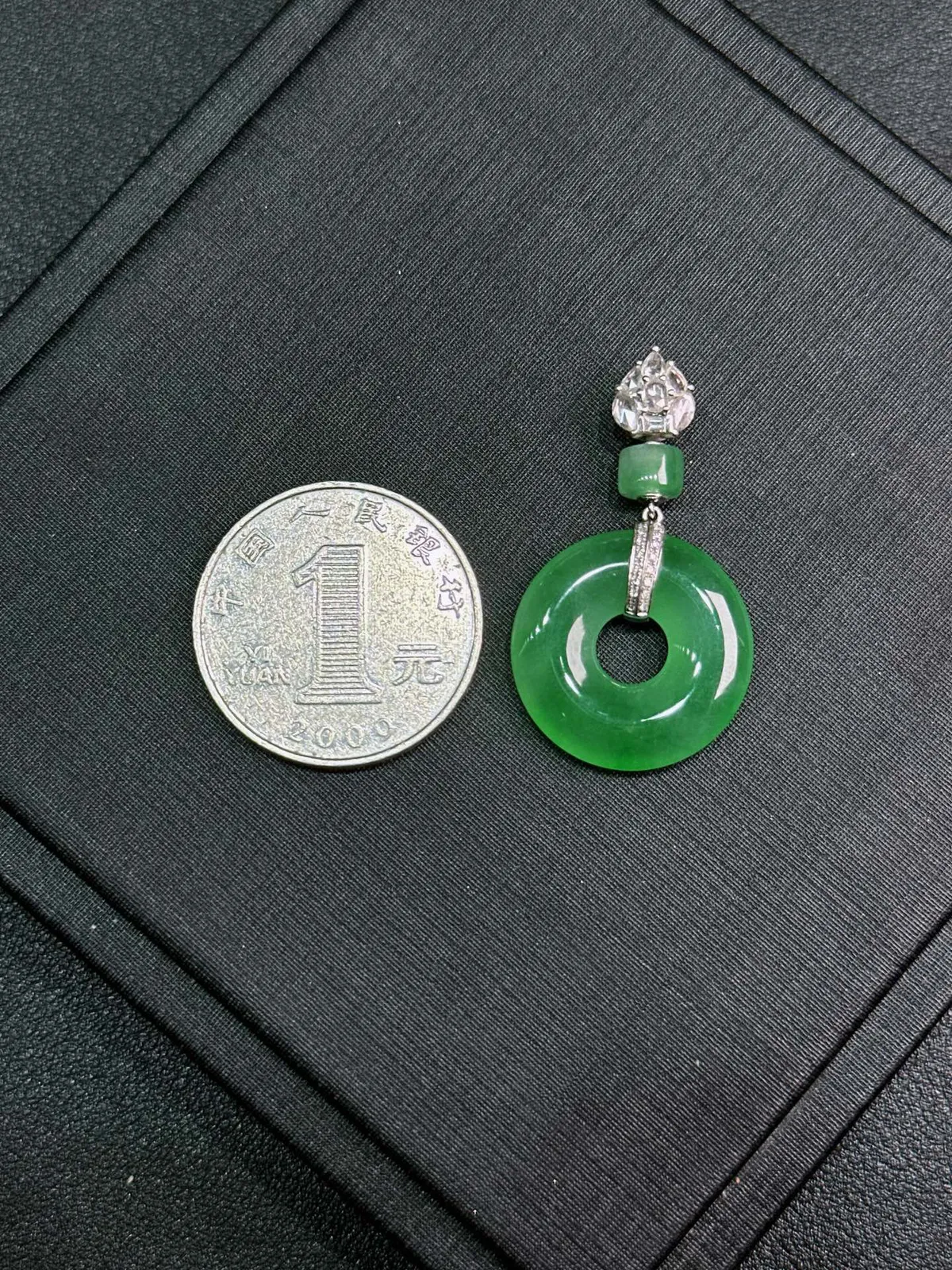天然缅甸Ａ货翡翠18k金镶嵌
满绿平安扣吊坠