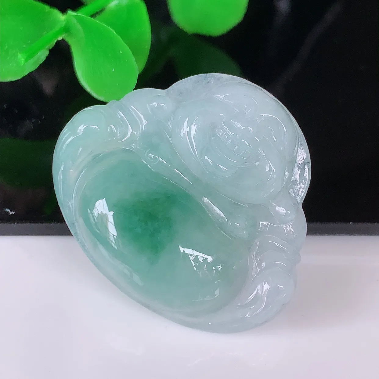 自然光实拍，冰飘花翡翠佛公吊坠，饱满， 佛公亦保平安，寓意有福（佛公）相伴，配戴优雅迷人！#57.1