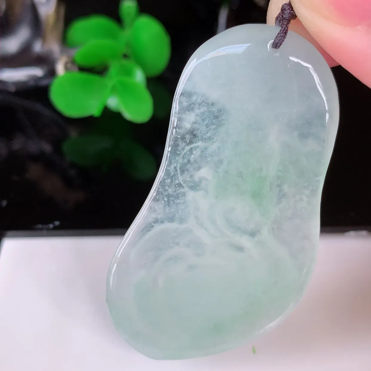 自然光实拍，冰种飘绿花开富贵、荷花翡翠玉坠，财源广进，自然隐逸、荷本是素不着尘之物，有和美之寓意。#41.12