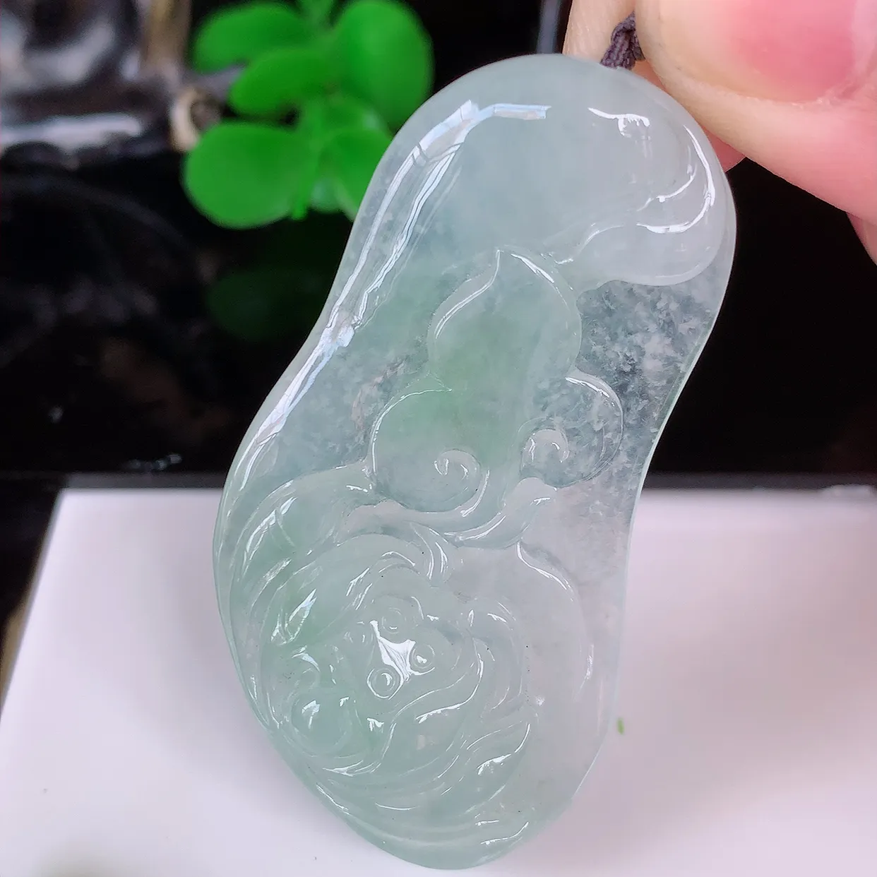 自然光实拍，冰种飘绿花开富贵、荷花翡翠玉坠，财源广进，自然隐逸、荷本是素不着尘之物，有和美之寓意。#41.12