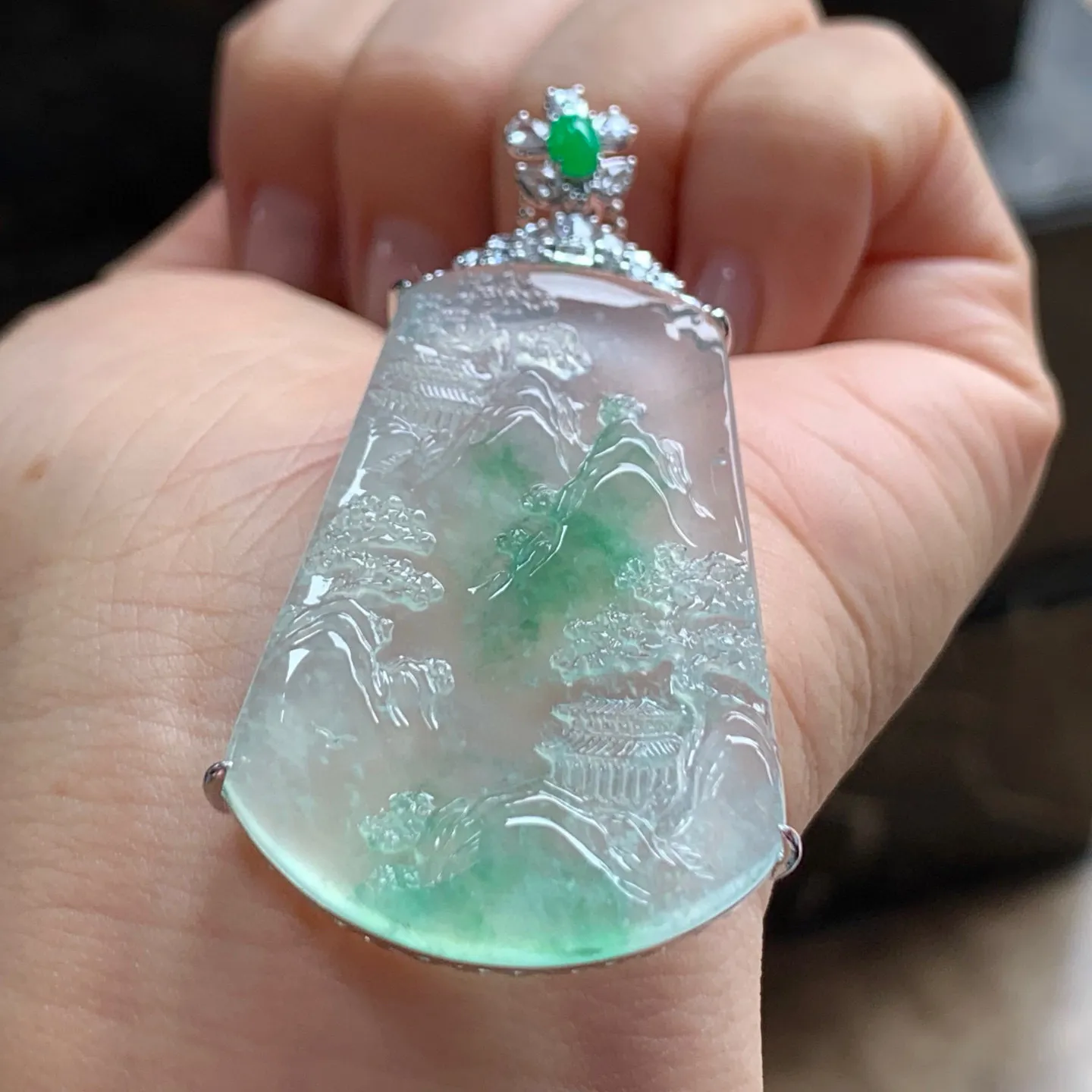 冰种色花山水牌
种老 真金镶嵌