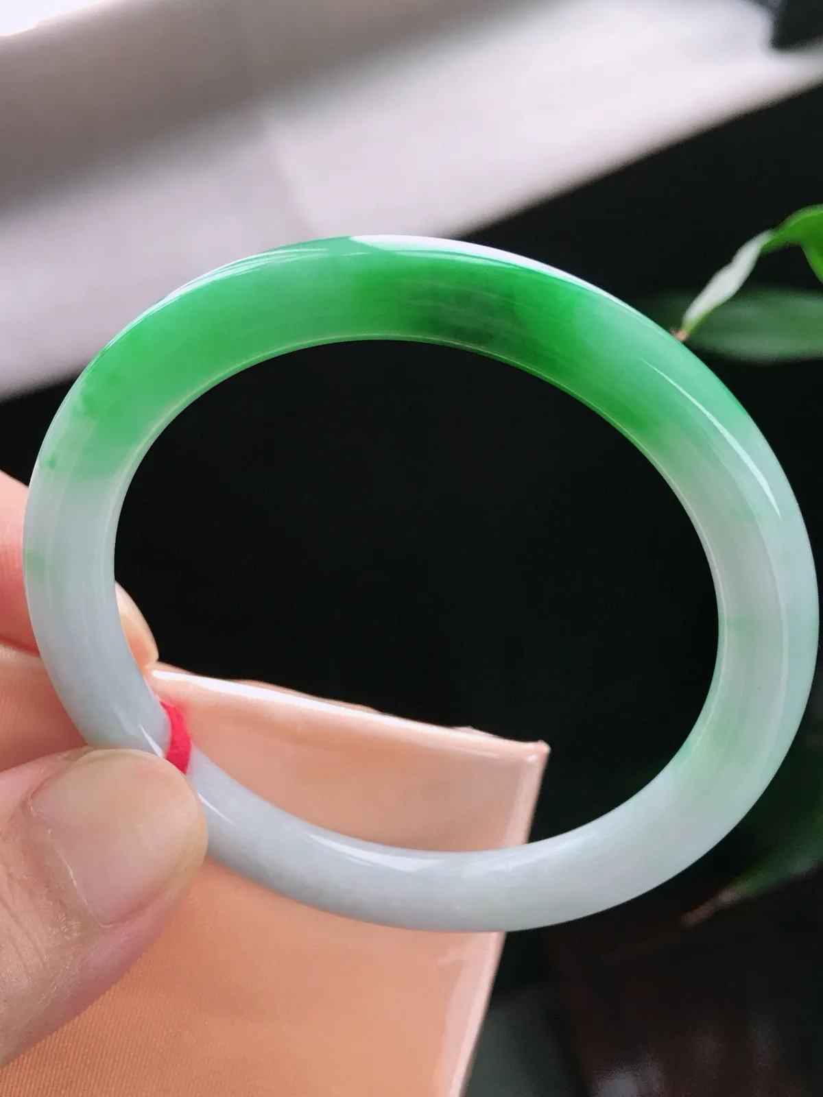 圈口53，圆条手镯，小圈口，玉质水润，色泽鲜艳，尺寸53-7.1-7.3mm