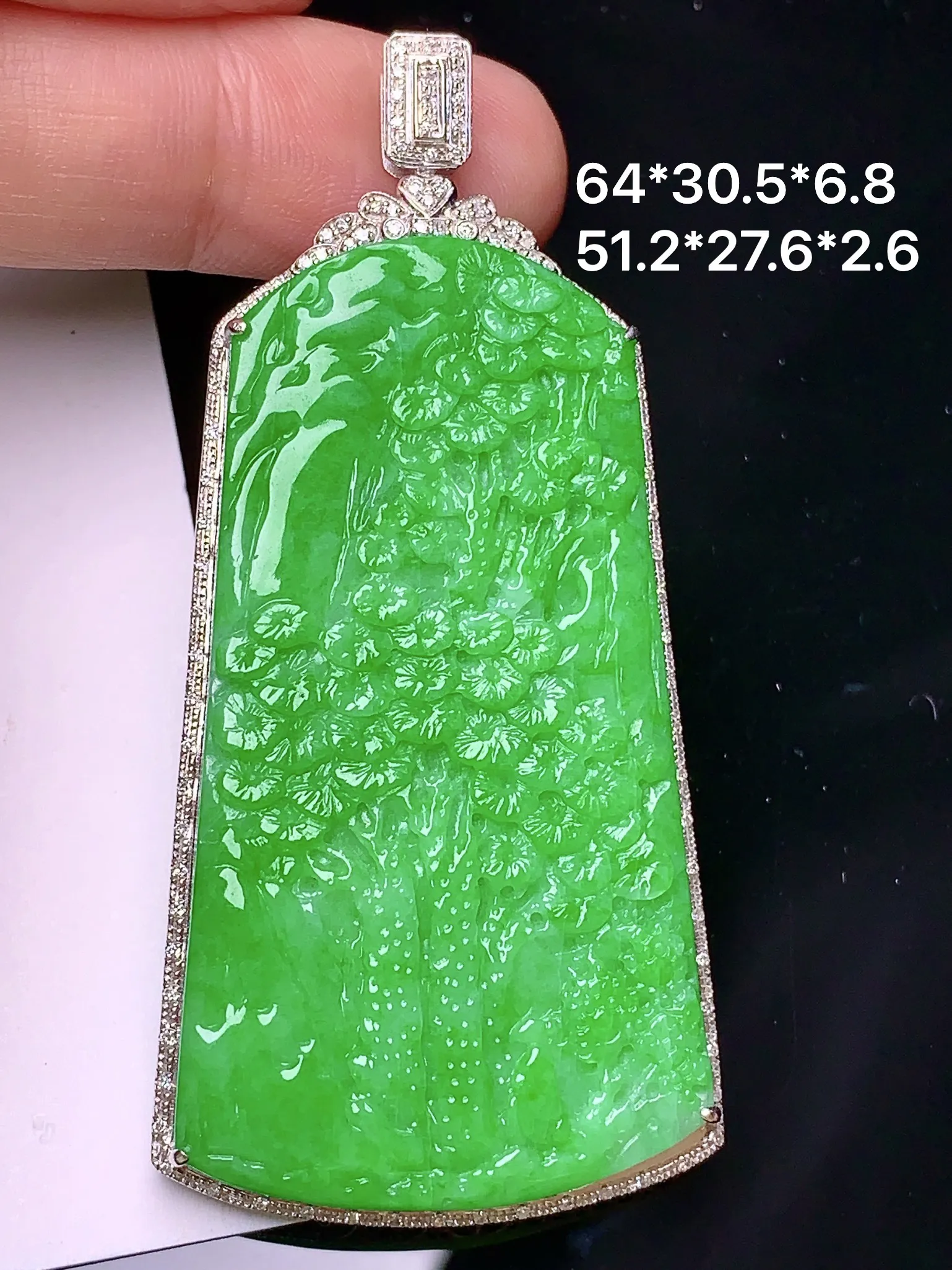 18k金钻镶嵌翠绿山水吊坠 玉质细腻 水润亮眼 整体尺寸64*30.5*6.8