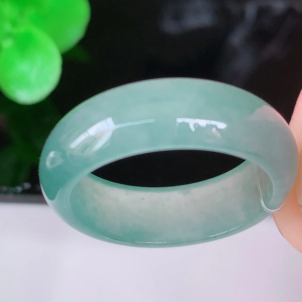 自然光实拍，19.2mm内径冰种翡翠指环，玉戒指，玉质莹润，好精美好冰润的指环，20圈口，上手纤巧！