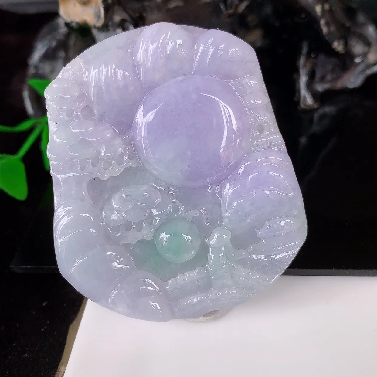 自然光实拍，冰润春带彩山水牌吊坠，翡翠山水，立体生动形象，山水素材布局合理，意境感佳，佩戴上身效果更高贵 #46.12