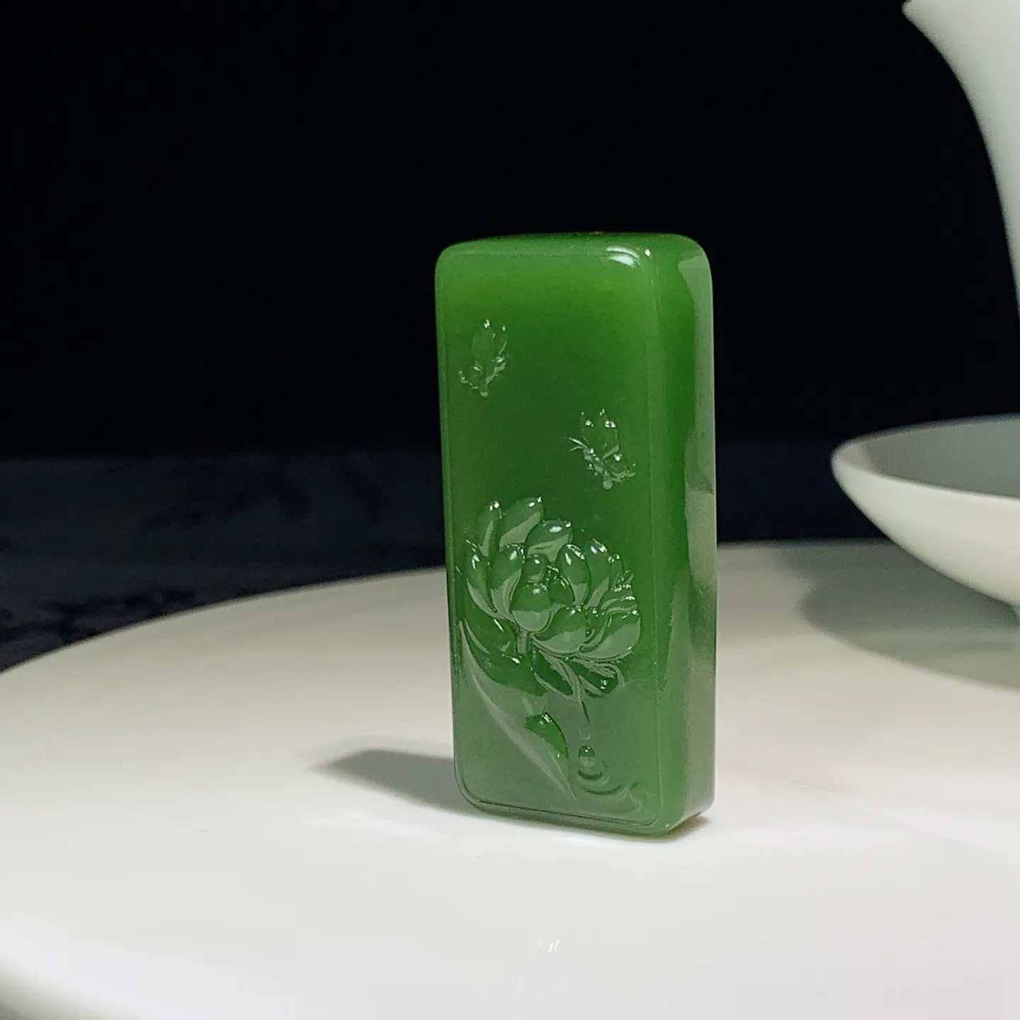 和田玉阳绿俄罗斯碧玉蝶恋花花开富贵挂件 尺寸44/20/9重23克，玉质细腻油润 底色纯净 脂粉好，品质好！lt2507010