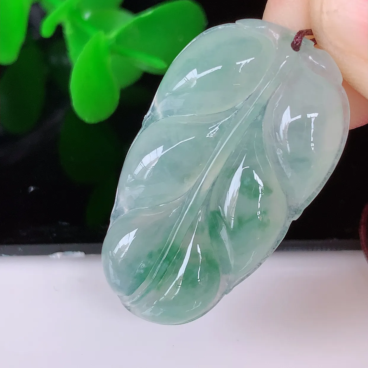 自然光实拍，冰种飘花事业有成叶子吊坠，莹润且起胶，叶子清秀优雅，佩戴大业有成！#57.12
