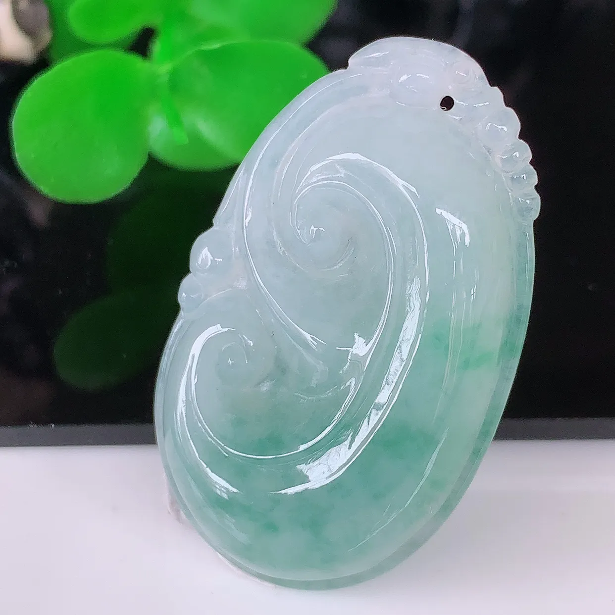 自然光实拍，冰飘花翡翠如意吊坠，冰透，翠色灵动，饱满，万事如意，如意一生，配戴精美！#57.12