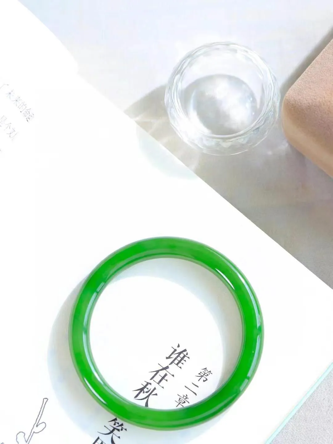 【碧色荡漾·手镯】

精品和田玉碧玉圆条手镯，玉质细腻温润，手感舒适，️线条流畅，简约大气，美自天成，佩戴于腕间，婉约之美，举手投足间透出那份低调奢华，醉人心扉。重22.4克 内径圈口50mm尺寸6.9-7.2mm FDA-76601232