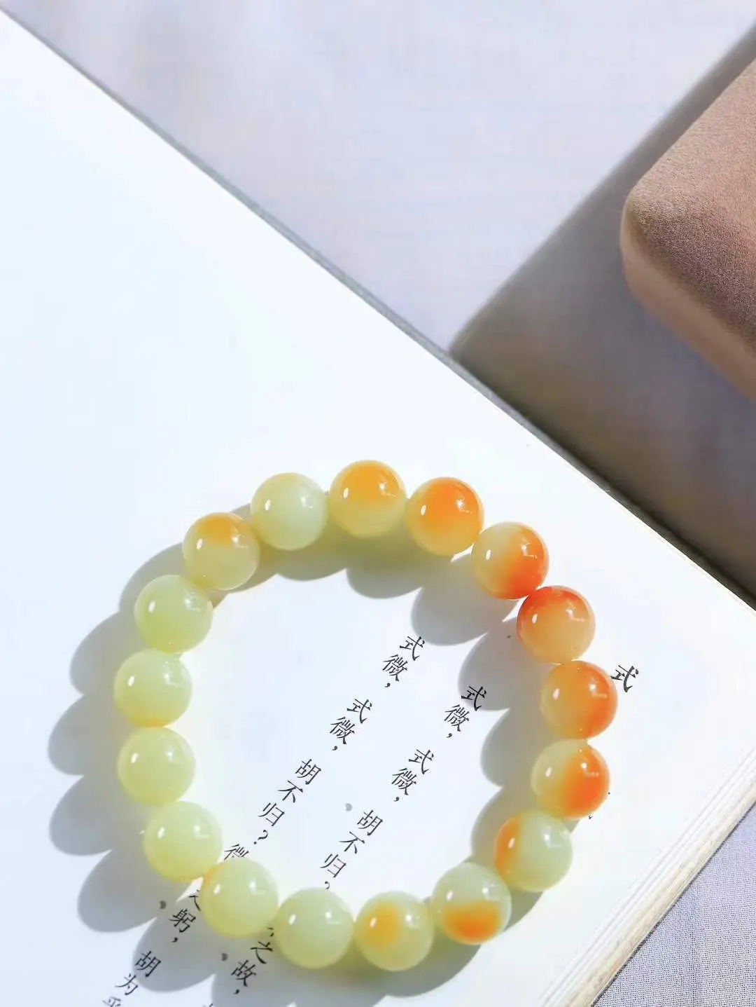 【岁月静好.手串】

精品和田玉糖白玉圆珠手串，精选上等和田玉料，每一颗珠子都散发着温润光泽，宛如岁月沉淀的优雅。佩戴它，感受时光的静谧与从容，彰显不凡品味。重45.5克  尺寸取一12.1mm  45701121L