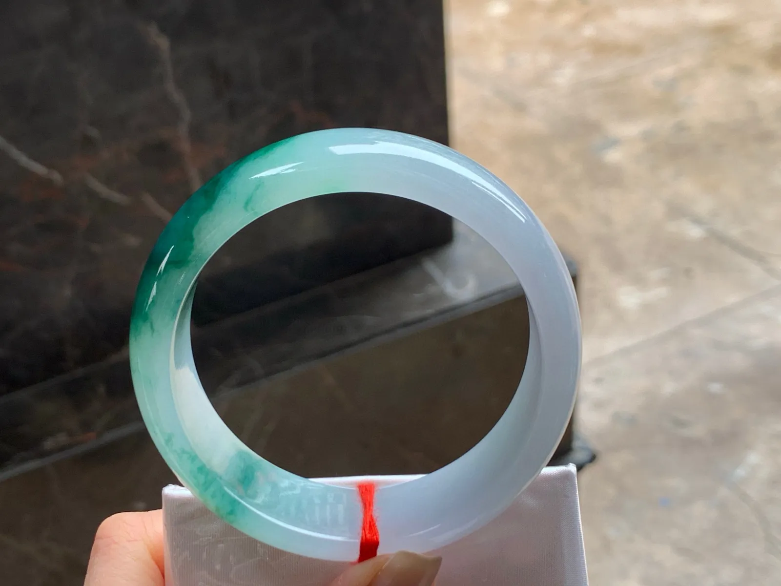 色花宽版大圈手镯
水润60/19.7/8.6mm