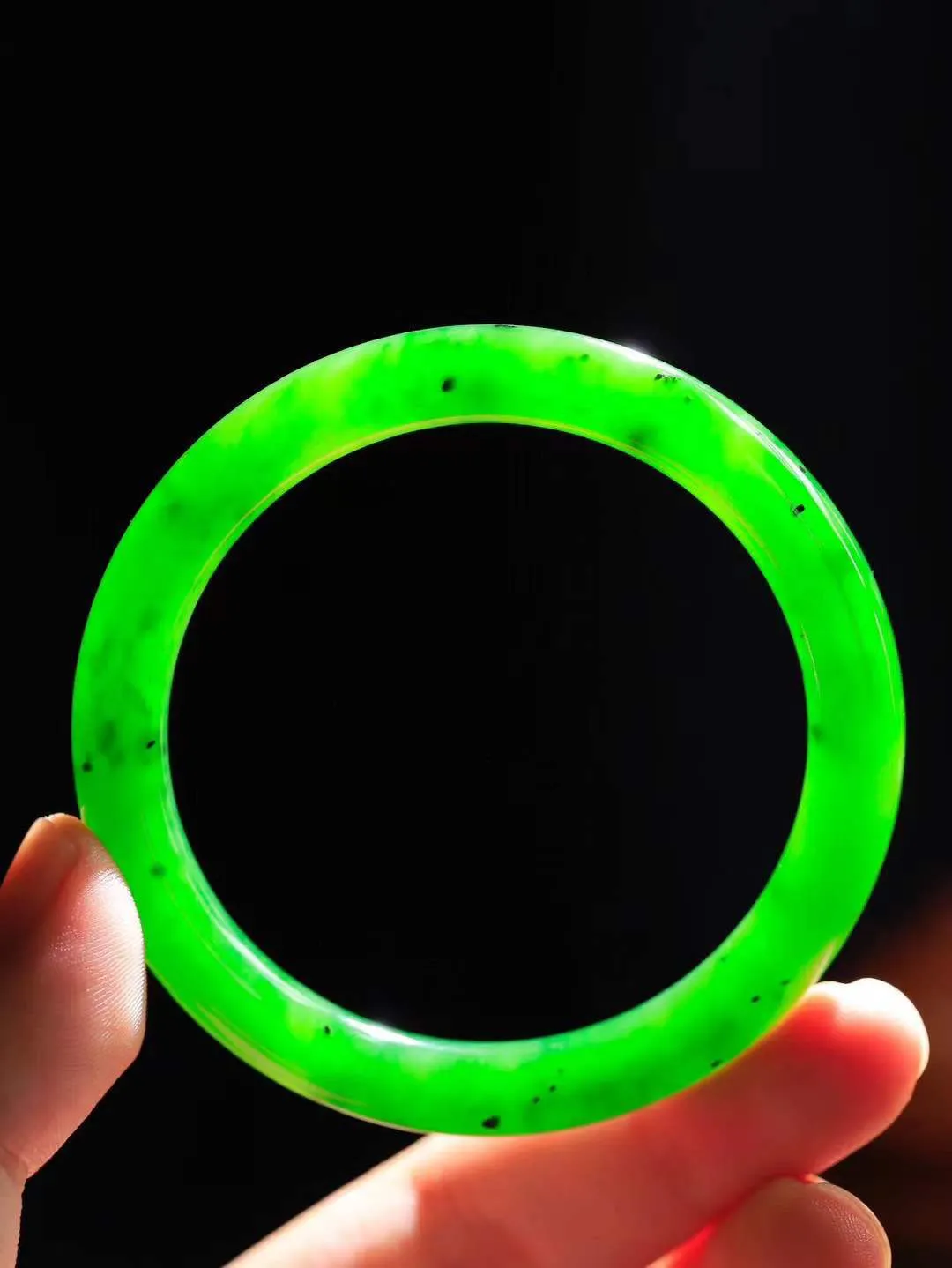 【碧波流转·手镯】

精品️和田玉碧玉圆条手镯，玉质细腻温润，手感舒适，️线条流畅，简约大气，美自天成，佩戴于腕间，婉约之美，举手投足间透出那份低调奢华，醉人心扉。
重32.5克 内径圈口55.5mm尺寸8-8.2mm  FDT-13701100