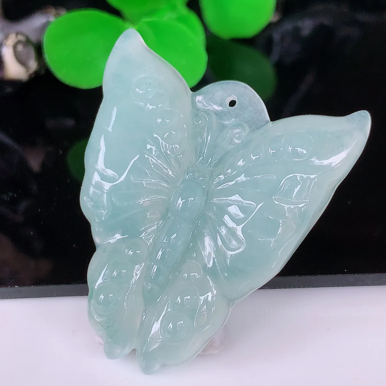 自然光实拍，冰胶翡翠蝴蝶吊坠，种老水足，雕工精湛 ，寓意美好，佩戴时尚出众！#57.12