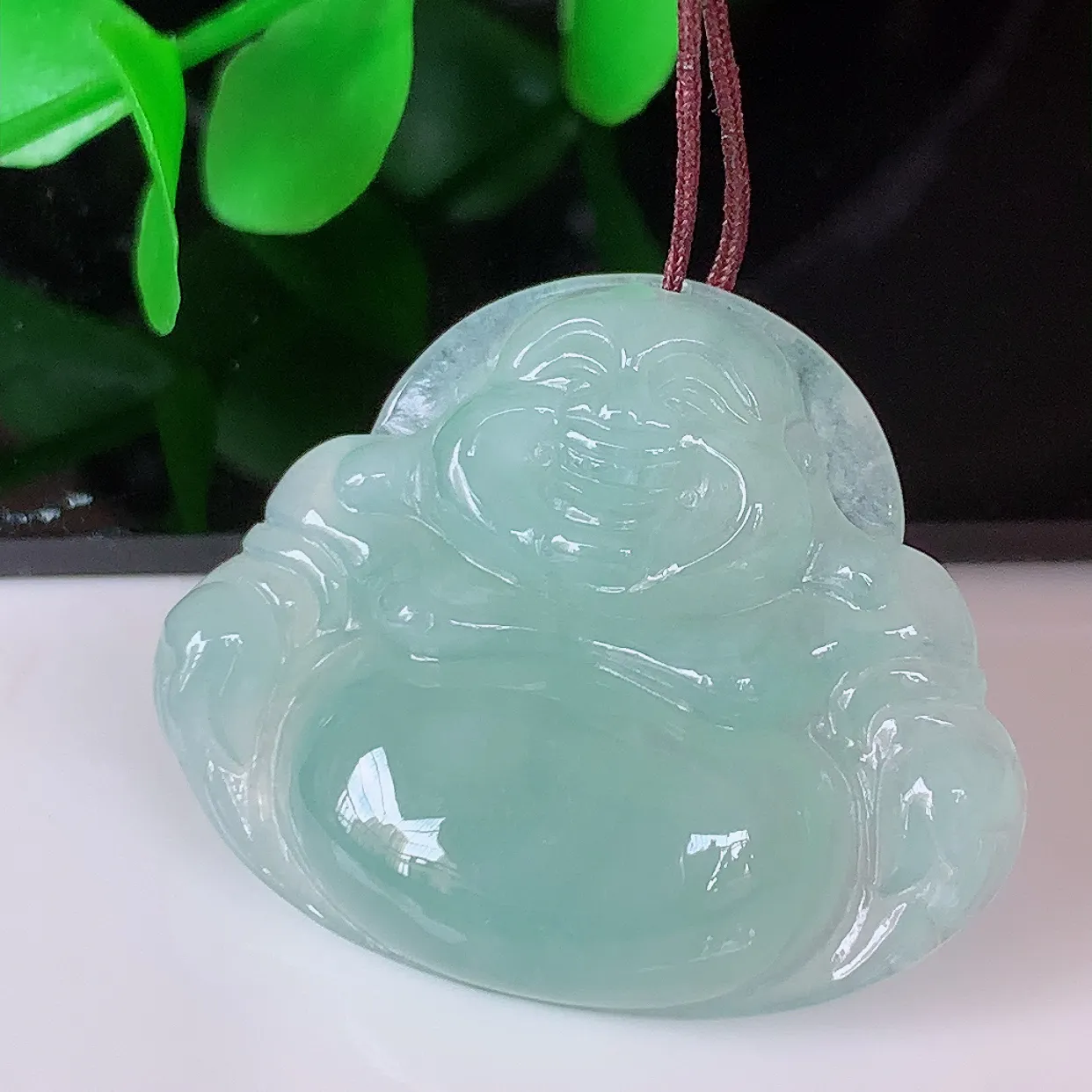 自然光实拍，冰浅绿佛公翡翠吊坠，饱满， 佛公亦保平安，寓意有福（佛公）相伴，品相佳，配戴优雅迷人！#46.12
