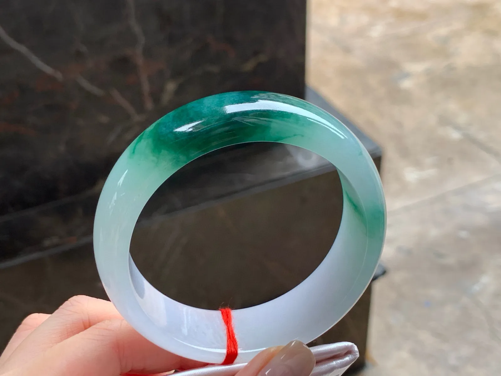 色花宽版大圈手镯
水润60/19.7/8.6mm