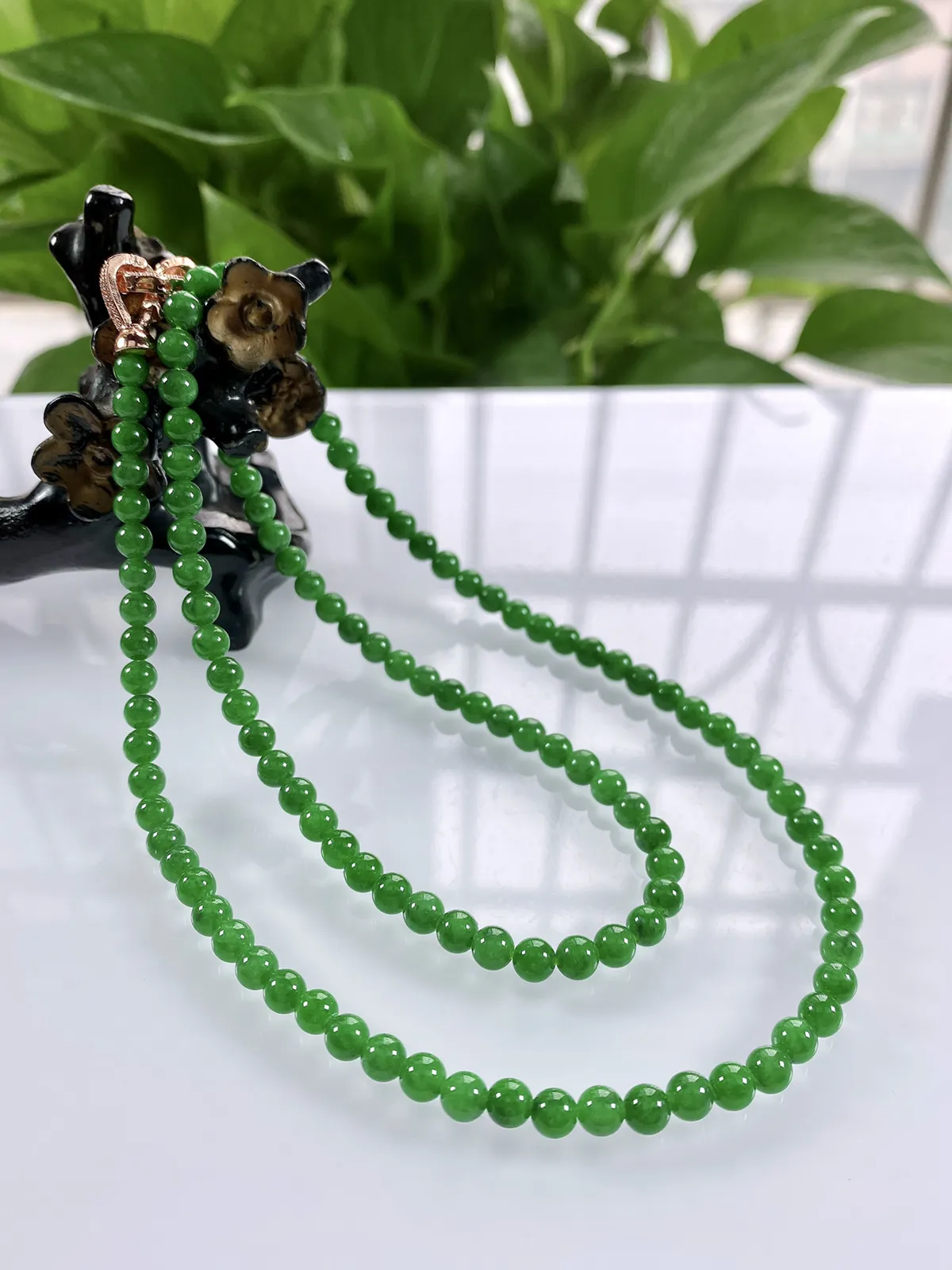 收藏级别，缅甸天然翡翠A货，卡5冰种起胶满绿浓阳绿圆珠微塔珠项链手链，尺寸：大珠5mm～小珠4.7mm/120颗，长度580mm，重量：25.58g