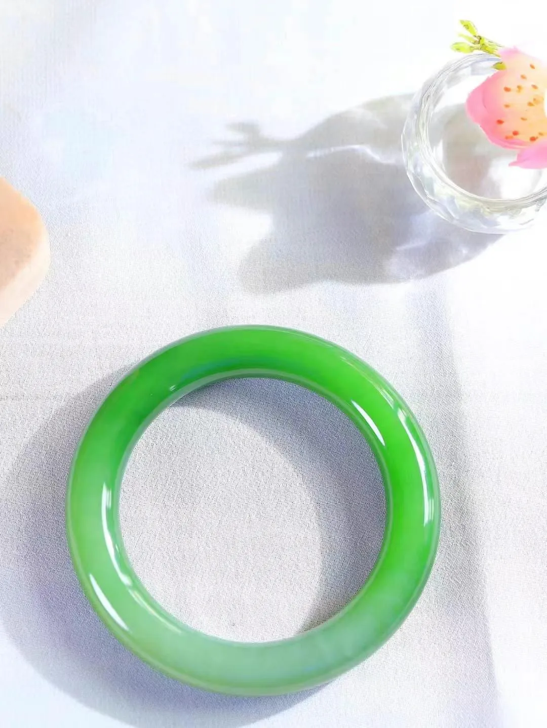 【悠悠芳华.镯】

收藏级臻品️和田玉碧玉圆条手镯 玉质温润 青葱岁月，尽收腕中，婉转流畅，凝岁月悠长。盈一眸恬淡，挽一抹绿意。重69克 内径55.7mm尺寸12-11.5mm86701149T