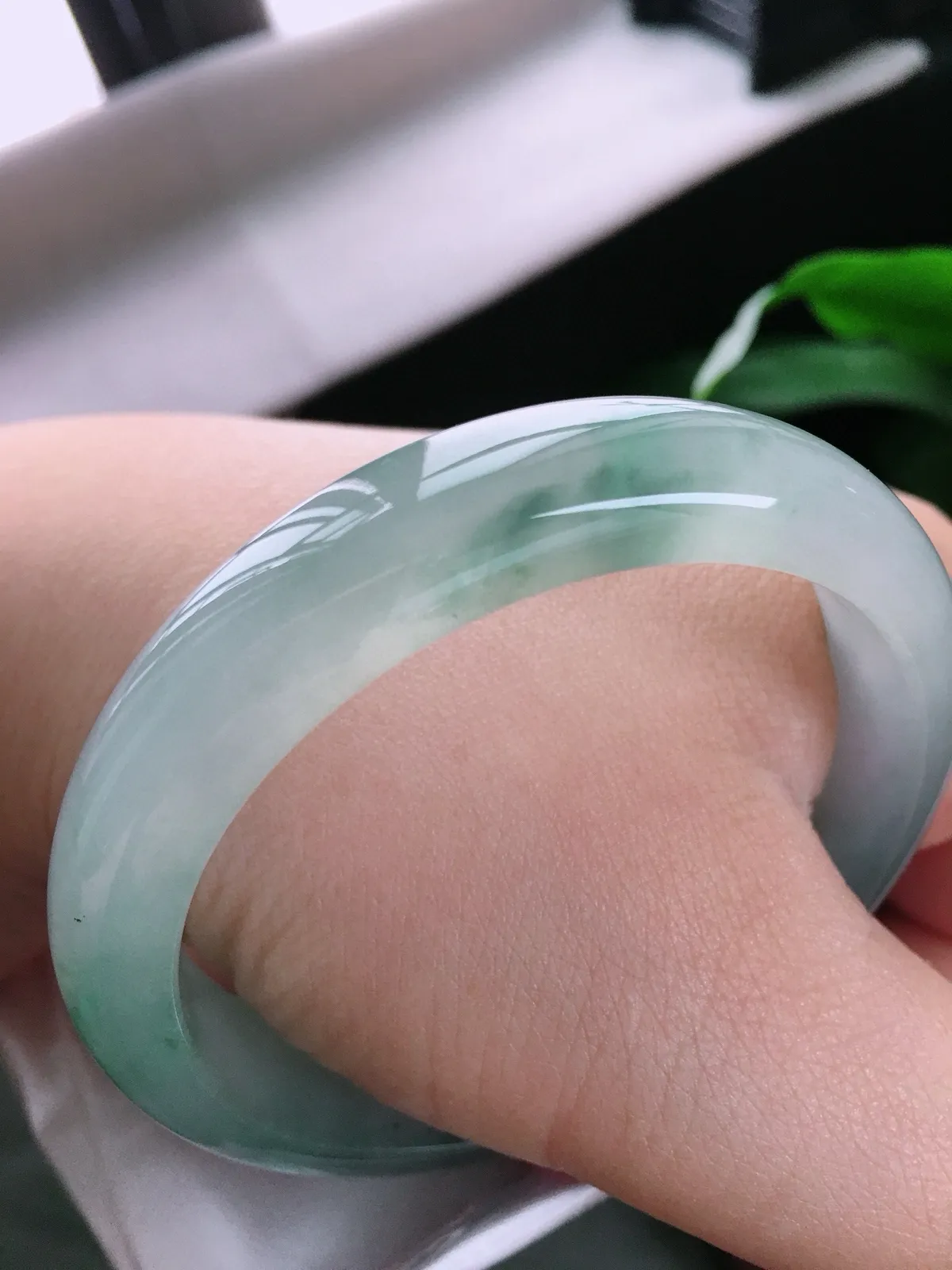 圈口55，正圈手镯，飘花，玉质冰润细腻，尺寸55-12.6-7.2mm