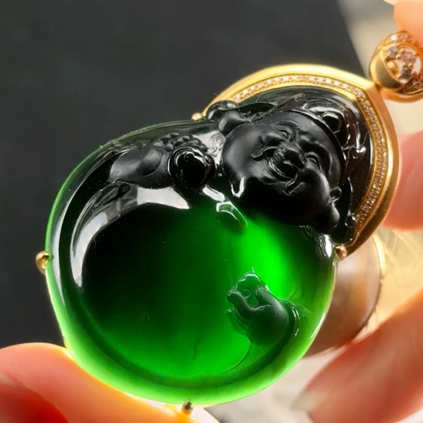 精品18k墨翠财神 种好色正 黑度极好 打灯通透油性十足 尺寸53.9