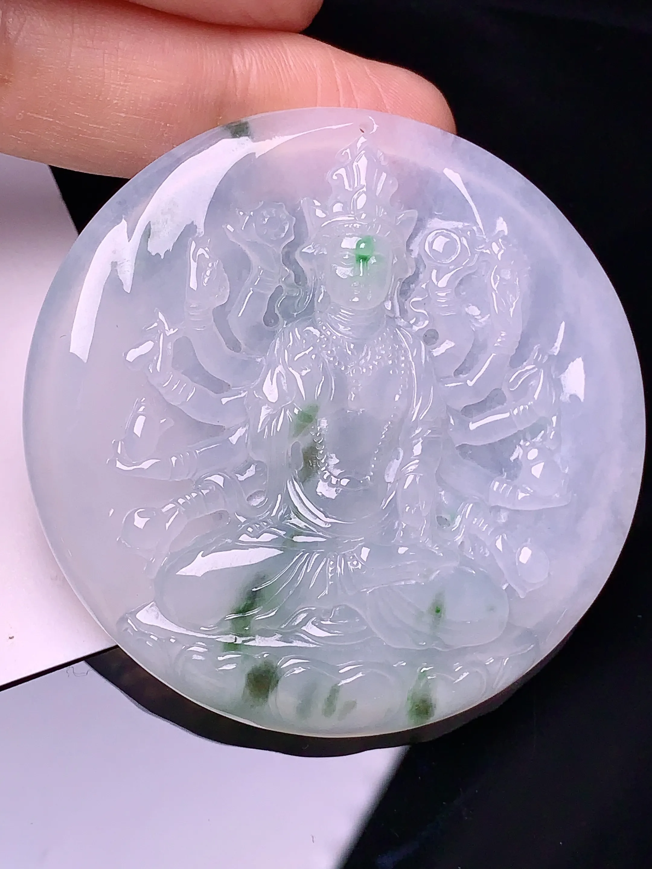 飘绿千手观音吊坠 玉质细腻 水润亮眼 整体尺寸52.6*5.8