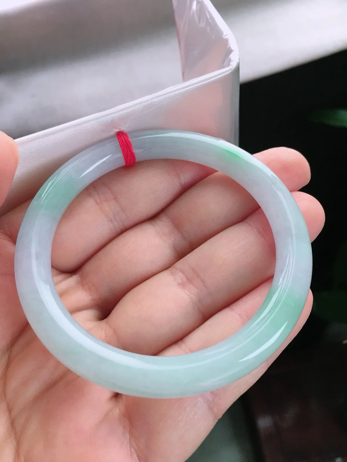 圈口55，圆条手镯，飘色花，玉质水润，尺寸55-8.1-8.2mm