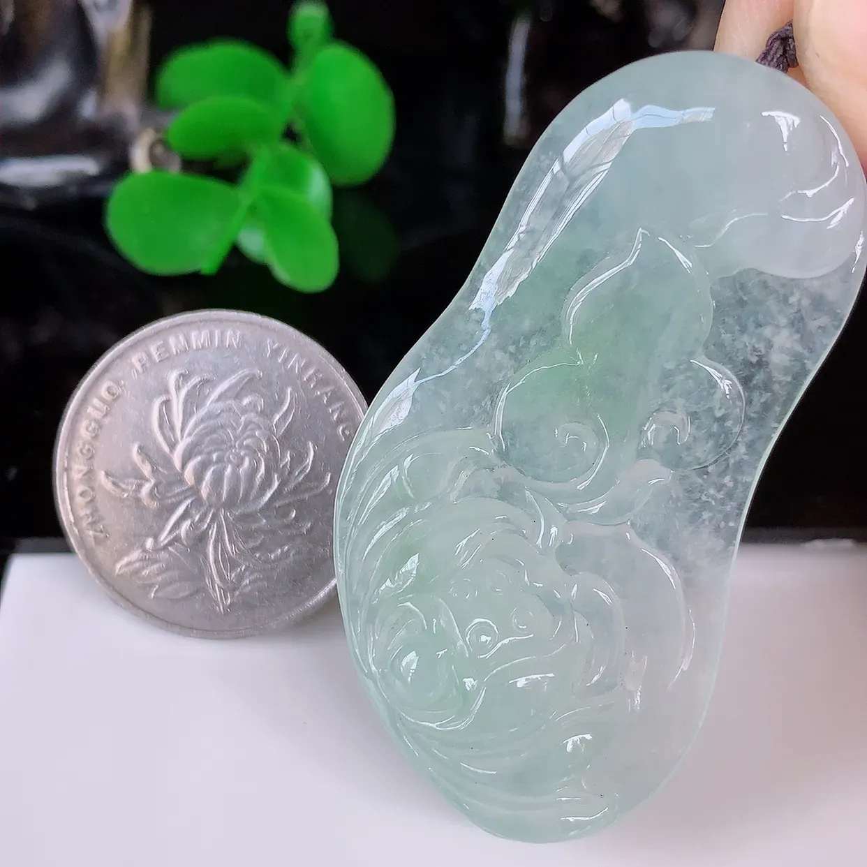 自然光实拍，冰种飘绿花开富贵、荷花翡翠玉坠，财源广进，自然隐逸、荷本是素不着尘之物，有和美之寓意。#41.12