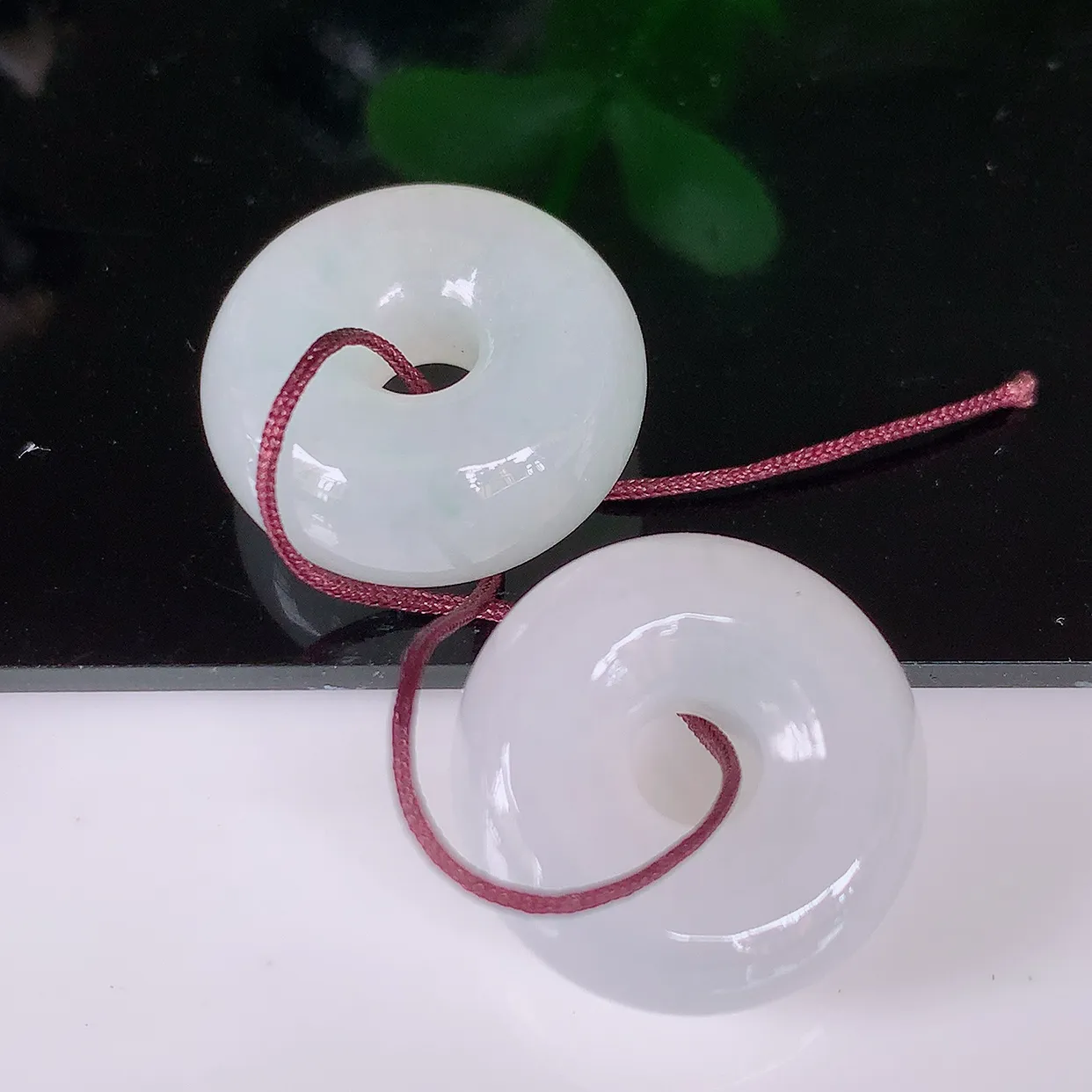 自然光实拍，飘绿一对平安扣翡翠，翠色灵动，玉质细腻，颜色漂亮，品相佳，佩戴佳品！配银线 #57.12