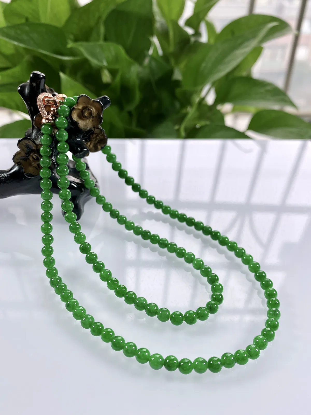 收藏级别，缅甸天然翡翠A货，卡5冰种起胶满绿浓阳绿圆珠微塔珠项链手链，尺寸：大珠5mm～小珠4.7mm/120颗，长度580mm，重量：25.58g