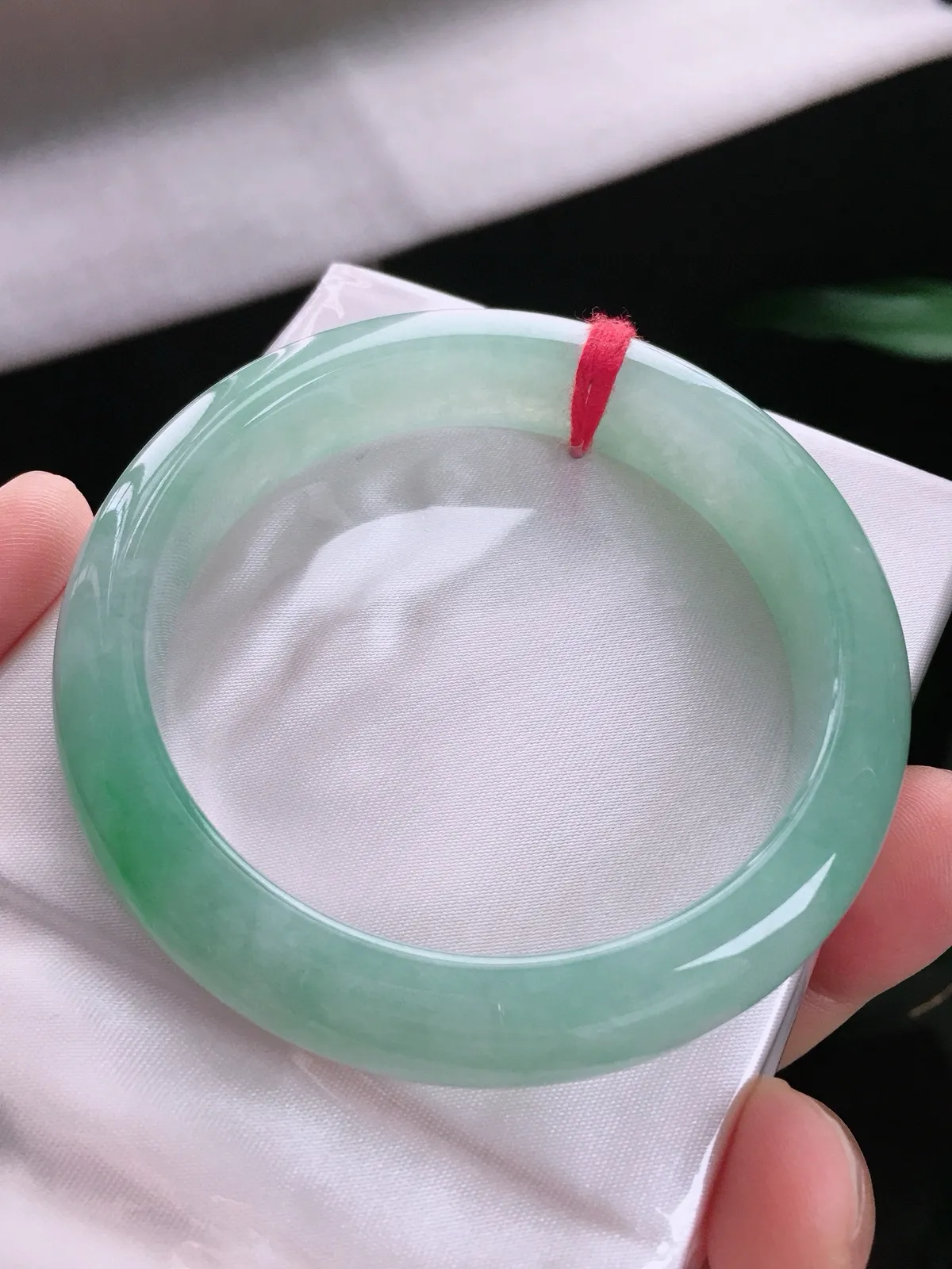 圈口55.6，正圈手镯，绿底色花，玉质冰润，尺寸55.6-13-7.7mm