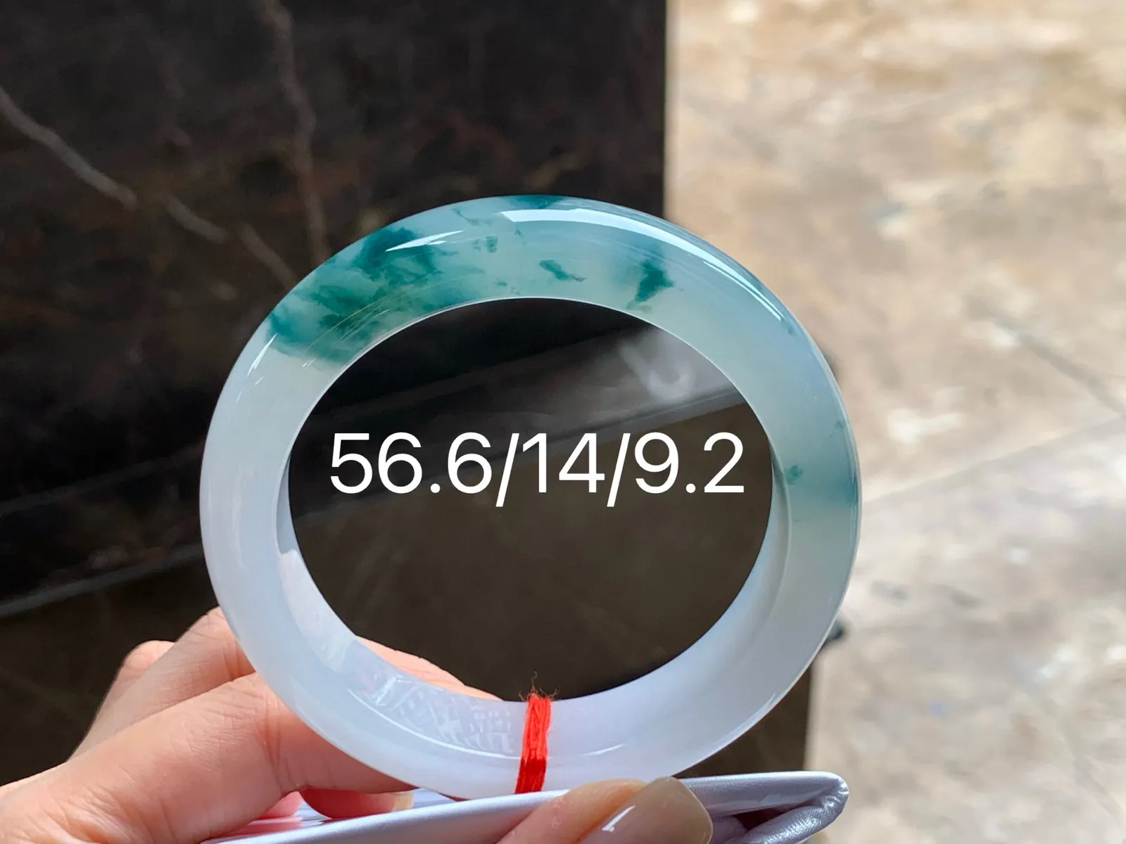 冰飘花手镯
种好水润 56.6/14/9.2mm