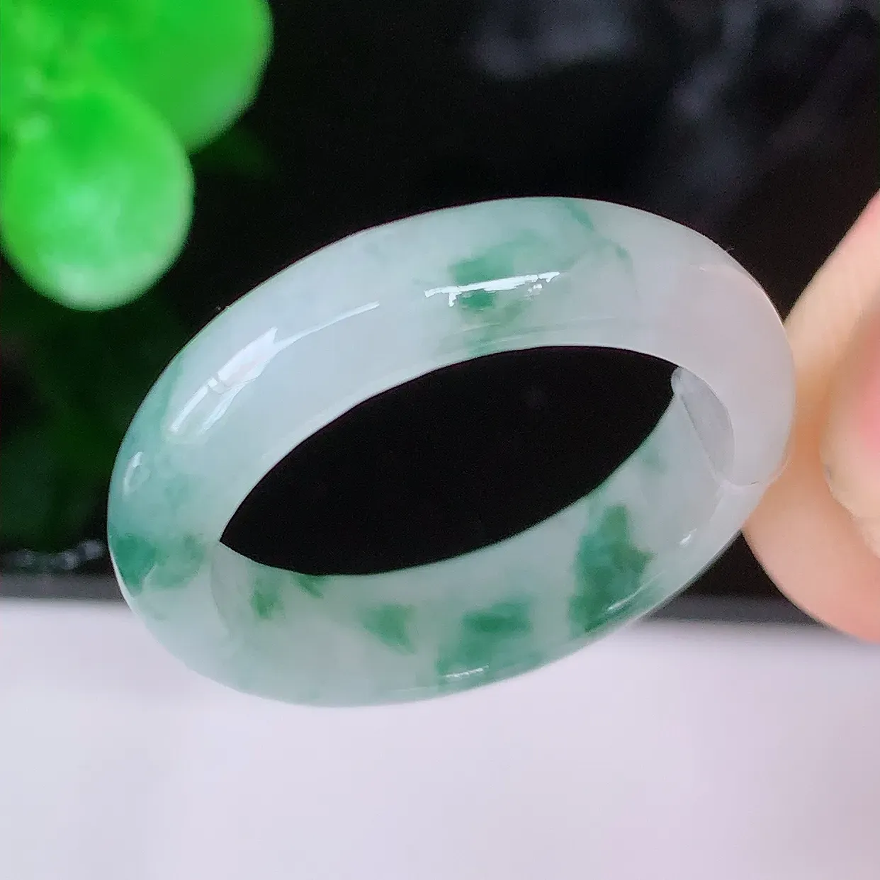 自然光实拍，19.2mm内径飘花翡翠指环，玉戒指，玉质莹润，好精美好冰润的指环，20圈口，上手纤巧！