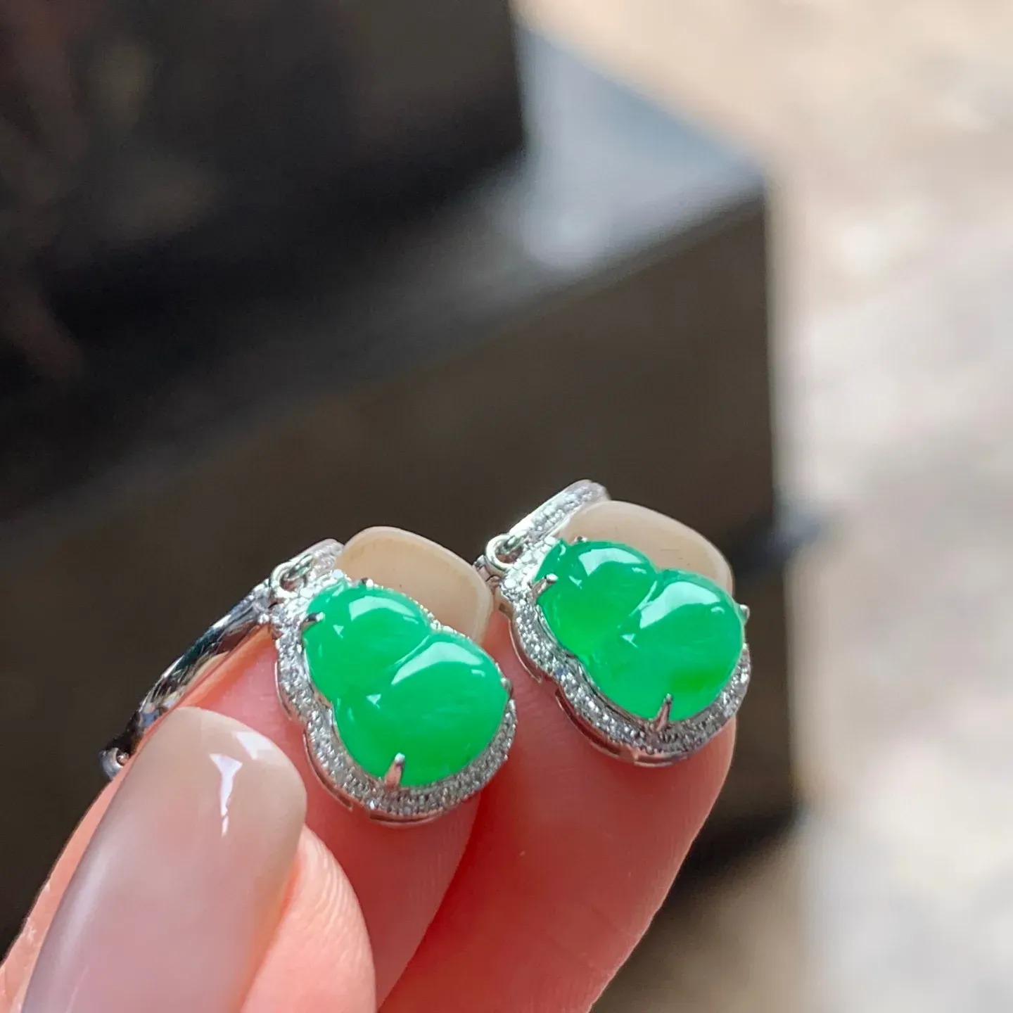 阳绿葫芦耳坠
真金镶嵌