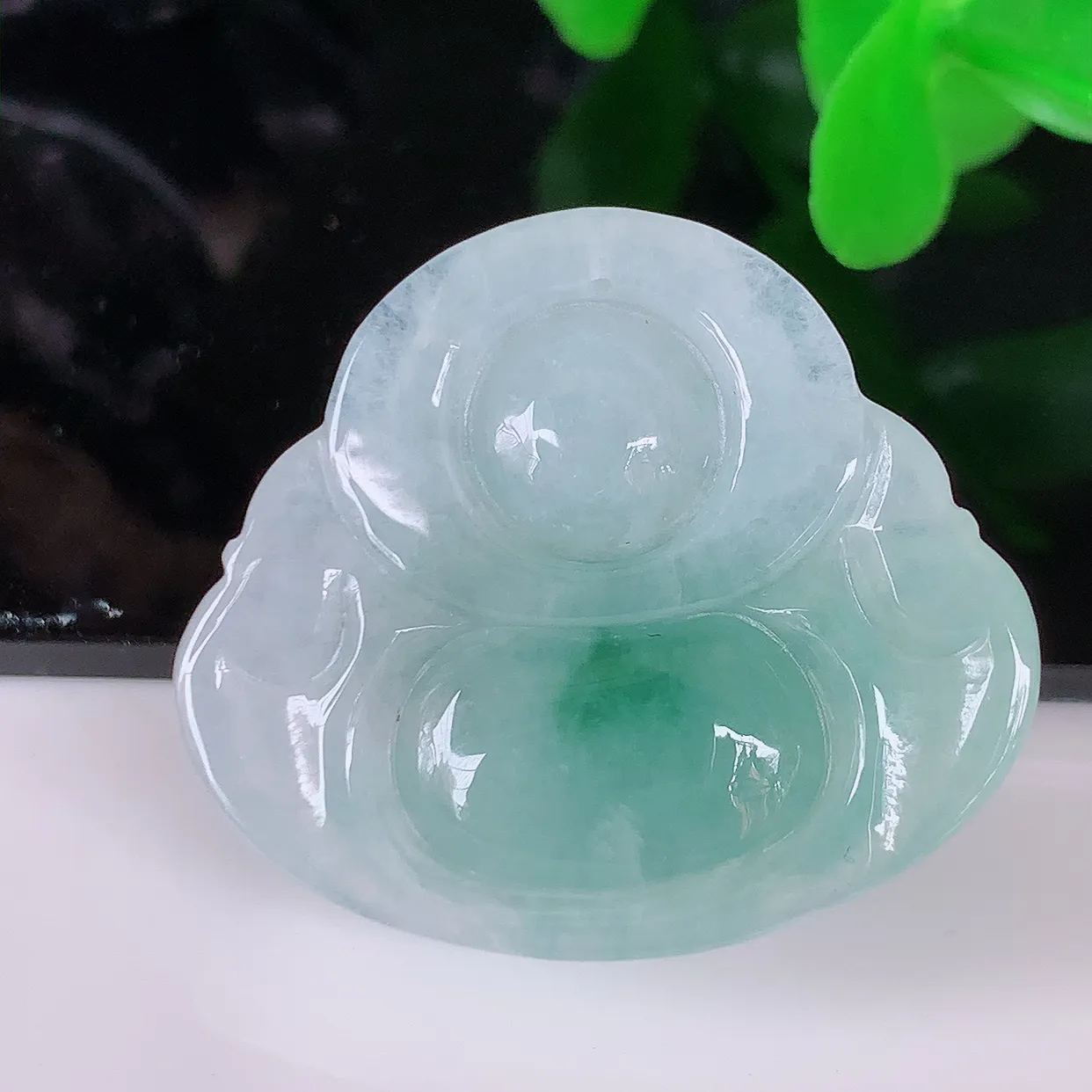 自然光实拍，冰飘花翡翠佛公吊坠，饱满， 佛公亦保平安，寓意有福（佛公）相伴，配戴优雅迷人！#57.12