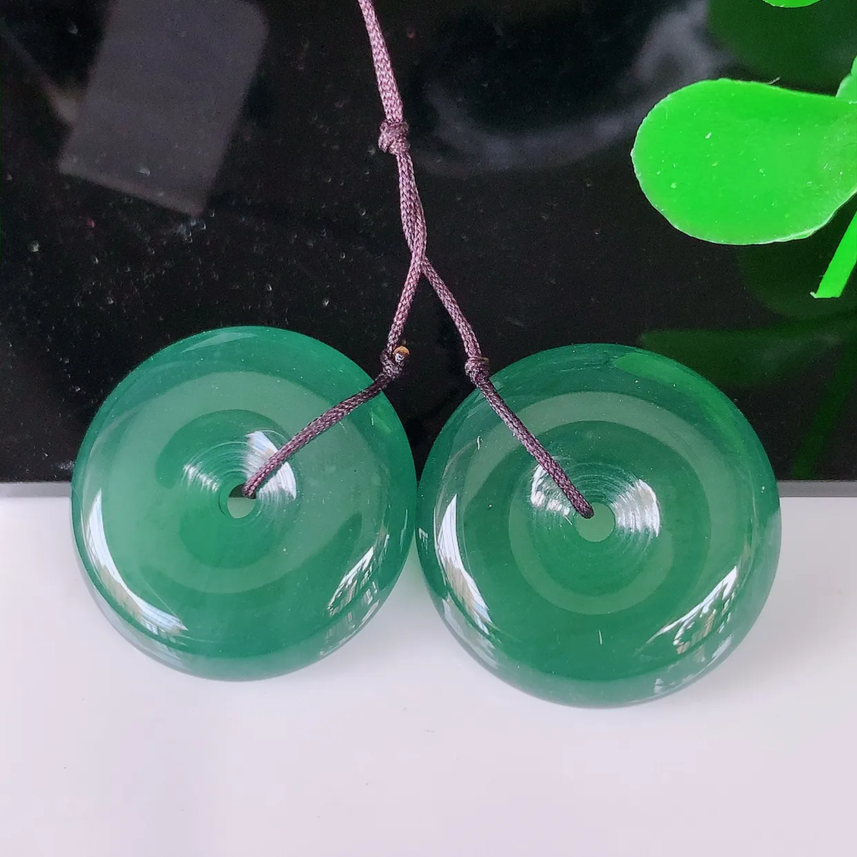 自然光实拍，冰种满色一对平安扣翡翠，翠色灵动，玉质细腻，颜色漂亮，品相佳，佩戴佳品！配银线 #49.12