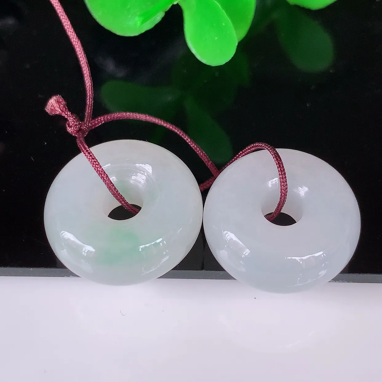 自然光实拍，飘绿一对平安扣翡翠，翠色灵动，玉质细腻，颜色漂亮，品相佳，佩戴佳品！配银线 #57.12