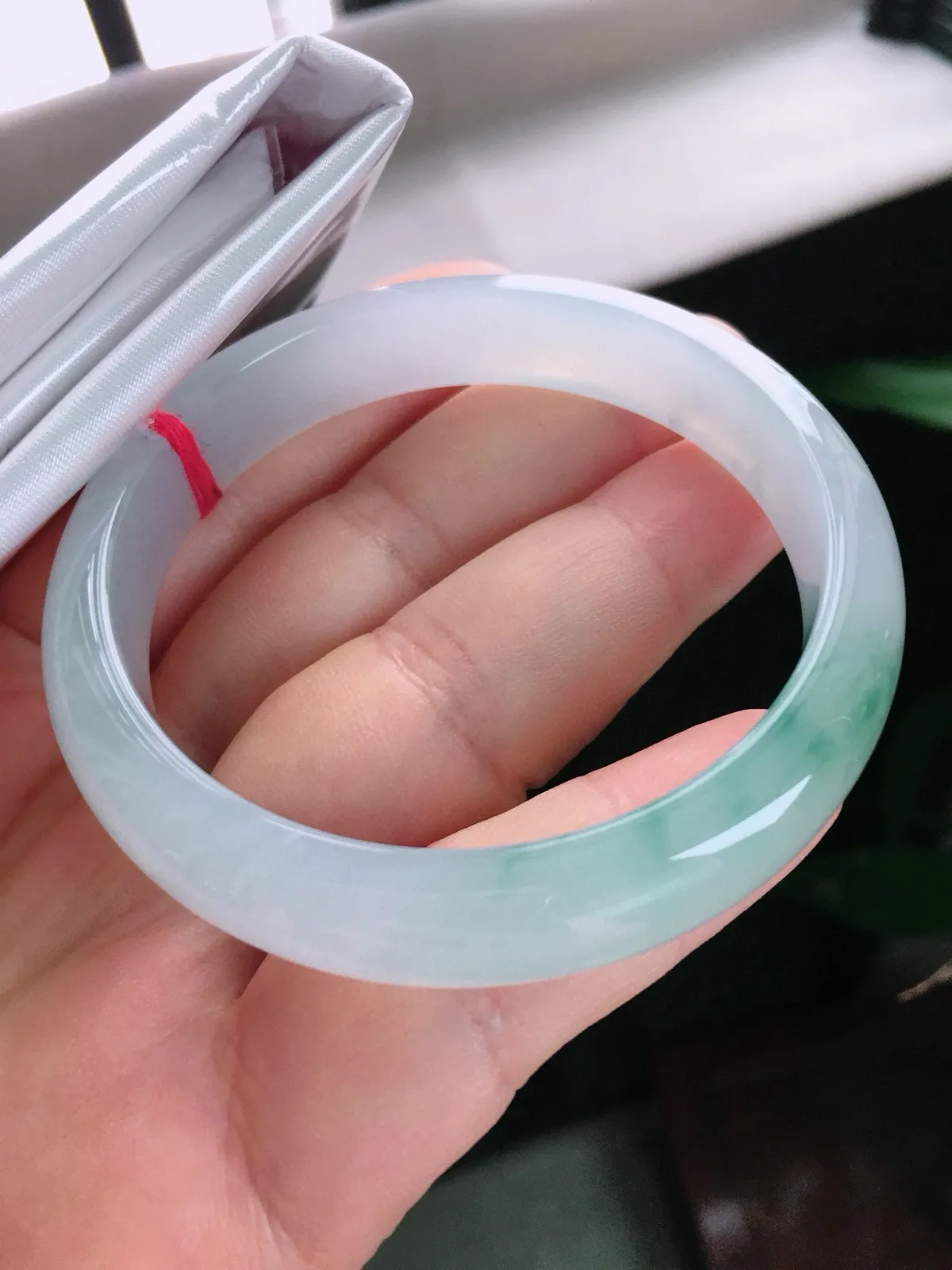 圈口57，正圈手镯，飘花，玉质冰润细腻，种水好，尺寸57-11.8-7.3mm