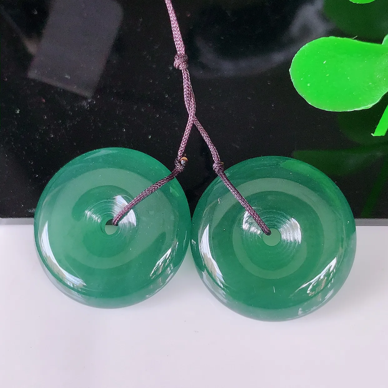 自然光实拍，冰种满色一对平安扣翡翠，翠色灵动，玉质细腻，颜色漂亮，品相佳，佩戴佳品！配银线 #49.