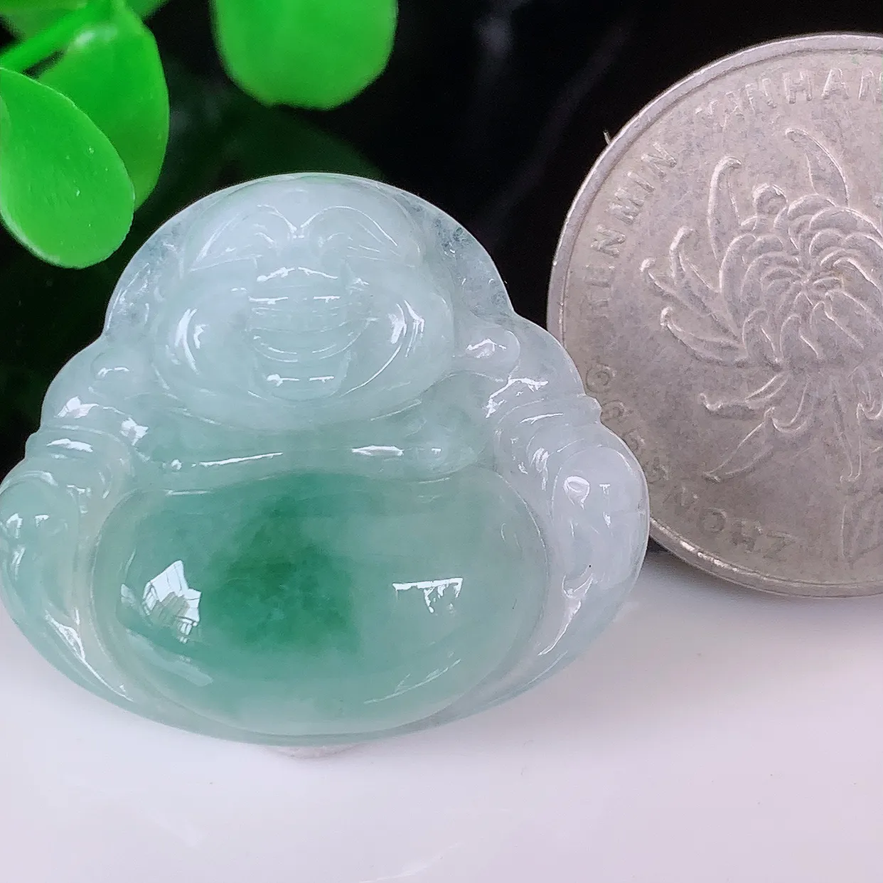 自然光实拍，冰飘花翡翠佛公吊坠，饱满， 佛公亦保平安，寓意有福（佛公）相伴，配戴优雅迷人！#57.12