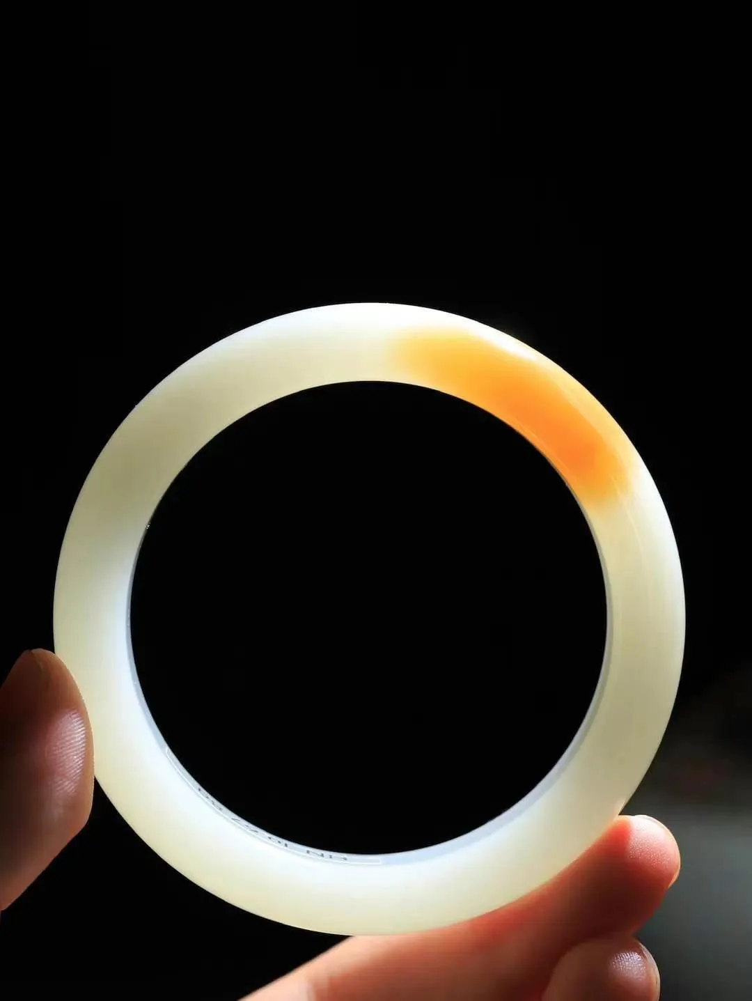 【暖玉生香·手镯】

收藏级臻品️和田玉糖白玉手镯，质地油润细腻，色泽高贵典雅，镯型古朴典雅。在诗情画意的雨巷相遇，你是我腕间的一抹风情，有你眸有深情，清风荡漾湖间静水，我愿俯身低眉，在烟波涟漪处，寻你深情倩影。内径57.5mm尺寸14.8-9mm重68克69701253T