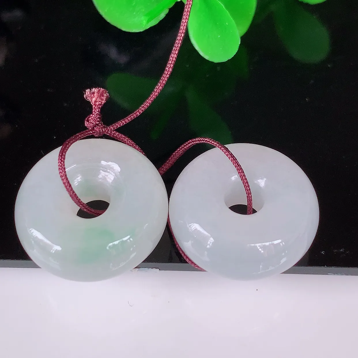 自然光实拍，飘绿一对平安扣翡翠，翠色灵动，玉质细腻，颜色漂亮，品相佳，佩戴佳品！配银线 #57.12