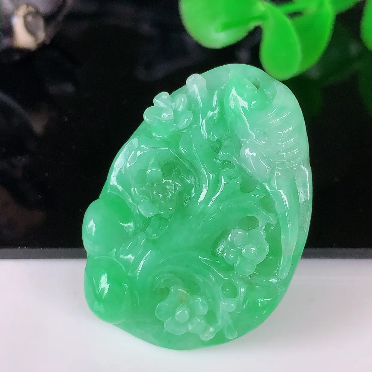 自然光实拍，冰润满绿翡翠喜上眉梢吊坠，种老水足，雕工精湛 ，寓意美好，佩戴时尚出众！#57.12