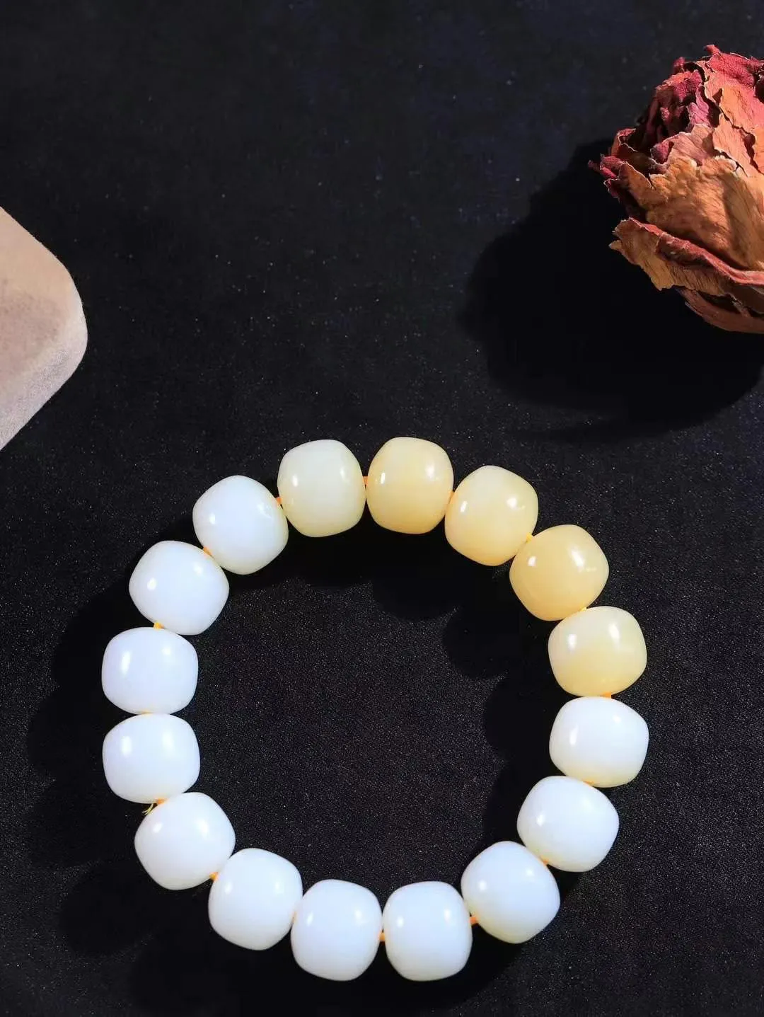 （老型珠.手串）

精品 和田玉糖白玉老型珠手串，也可做手持，玉质细腻油润 饱满光滑 质朴无华，悠远简单，人心境界远，百世修炼深，心灵常驻善意持，觉悟人生百世修。重87.3克    尺寸取一15.2-13.4mm    10710134L