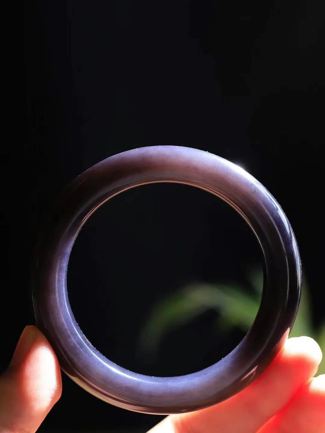 （紫气东来.帝王紫手镯）

收藏级️和田玉帝王紫手镯，玉质温润细腻，镯型饱满圆润，优雅知性，姽婳于幽静兮，又婆娑乎人间，经典款型，古朴典雅。极具灵性，腕间风情，风姿卓越。 重69.2克    内径56mm 尺寸12.4-10.3mm78601244A