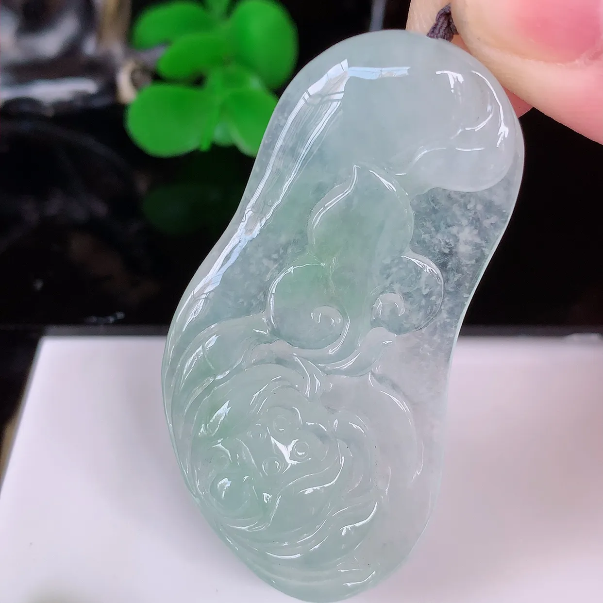 自然光实拍，冰种飘绿花开富贵、荷花翡翠玉坠，财源广进，自然隐逸、荷本是素不着尘之物，有和美之寓意。#