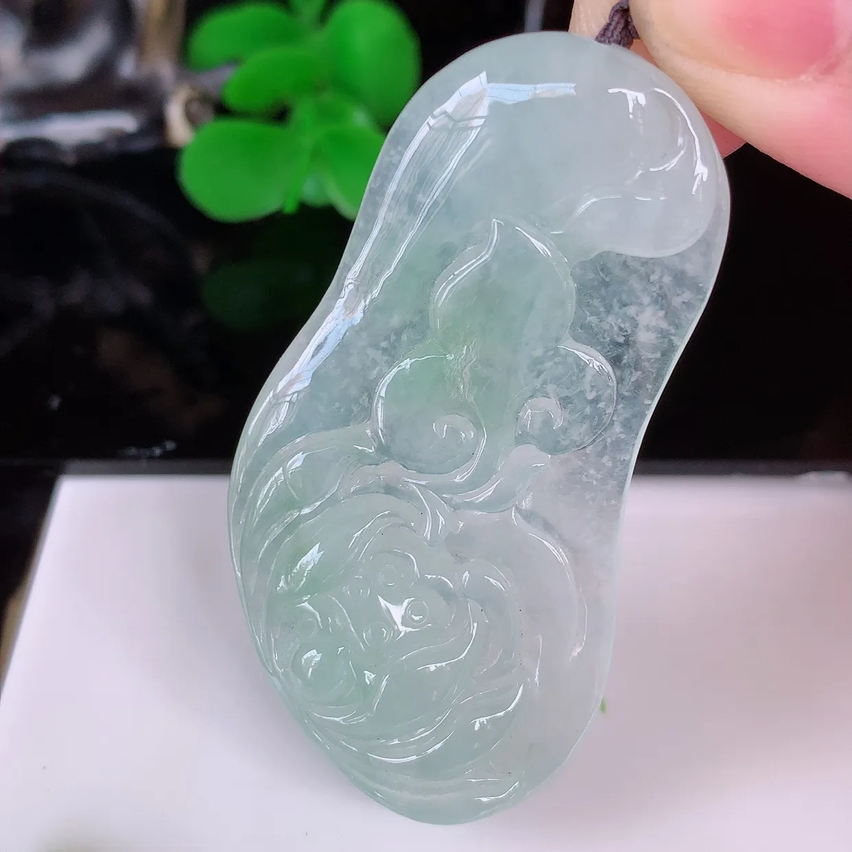 自然光实拍，冰种飘绿花开富贵、荷花翡翠玉坠，财源广进，自然隐逸、荷本是素不着尘之物，有和美之寓意。#41.12