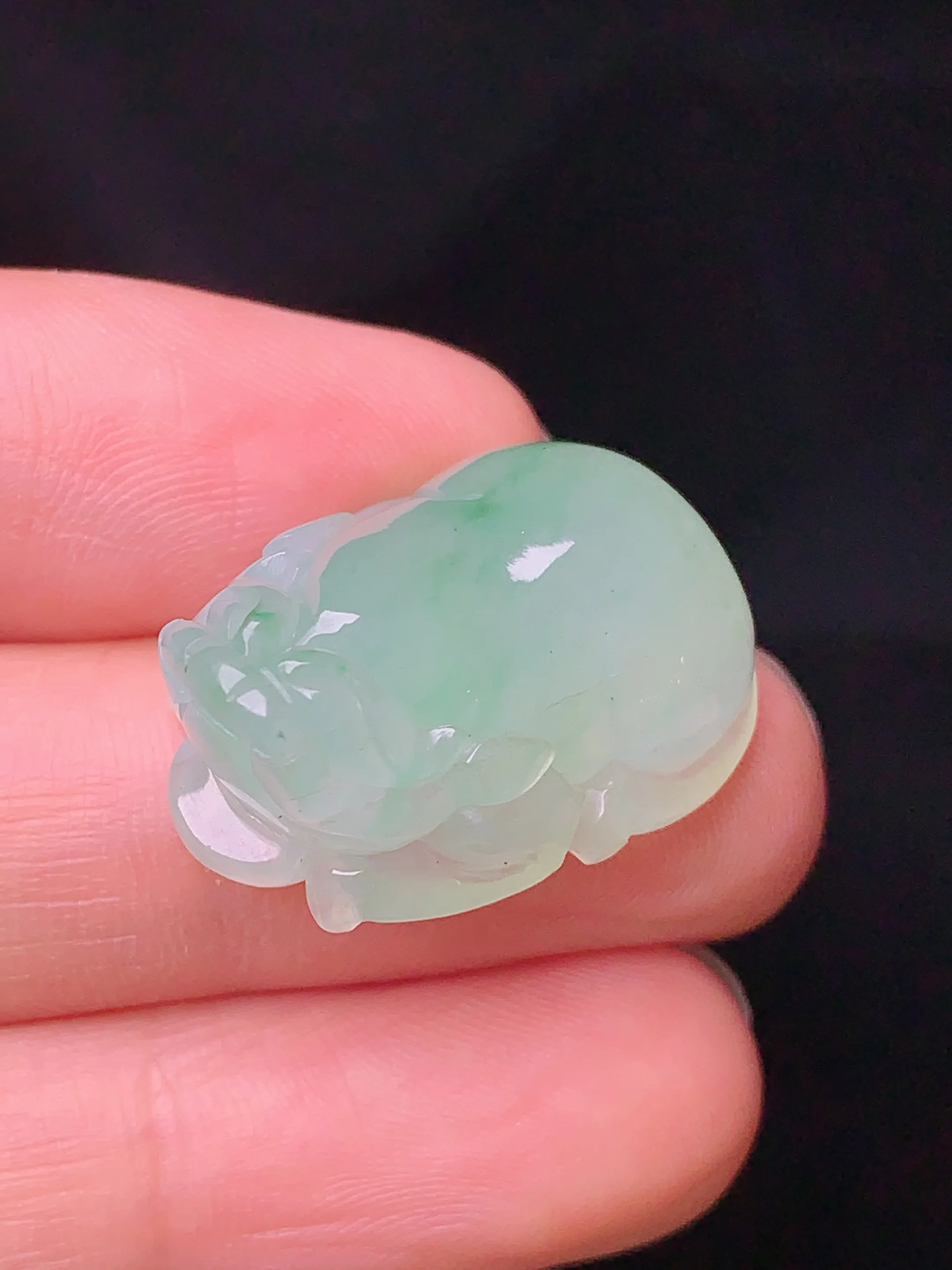 飘绿貔貅吊坠 玉质细腻 水润亮眼 整体尺寸23.5*17.5*11