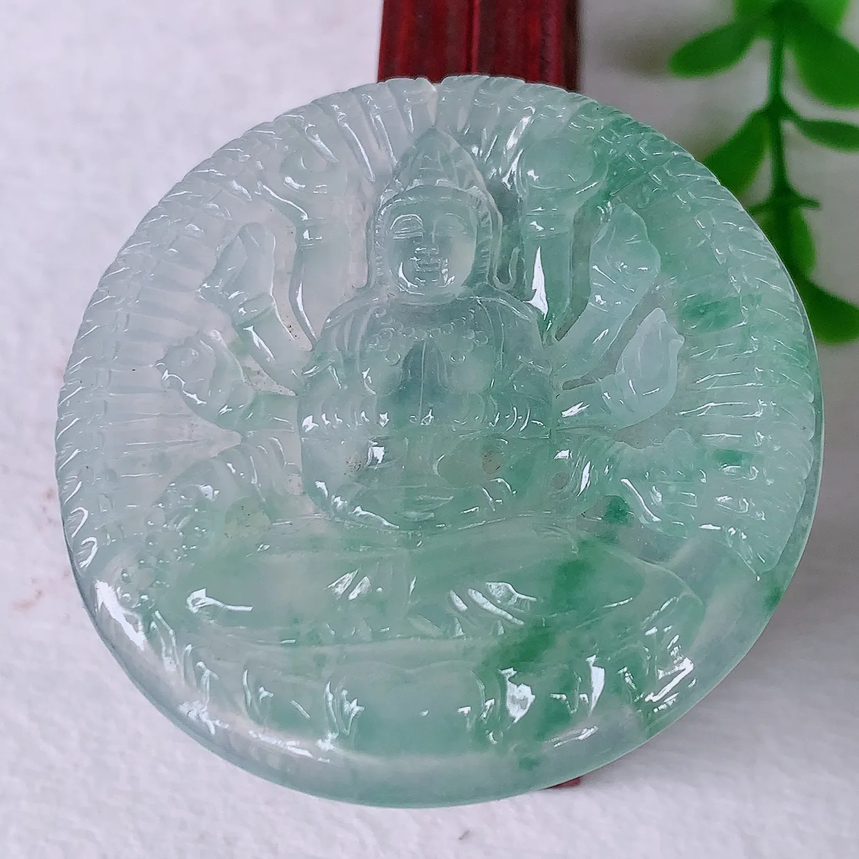 自然光实拍，冰种飘花千手观音吊坠，赐福翡翠观音，翠绿迷人，观音面相端庄，佩戴时尚出众！#89.12