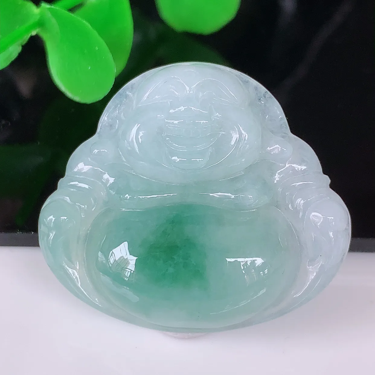 自然光实拍，冰飘花翡翠佛公吊坠，饱满， 佛公亦保平安，寓意有福（佛公）相伴，配戴优雅迷人！#57.12