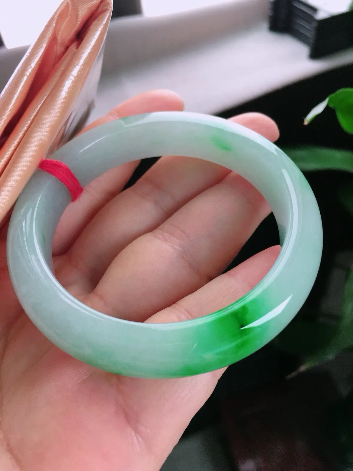 圈口55.2，正圈手镯，飘色花，玉质冰润细腻，尺寸55.2-12.5-8.6mm