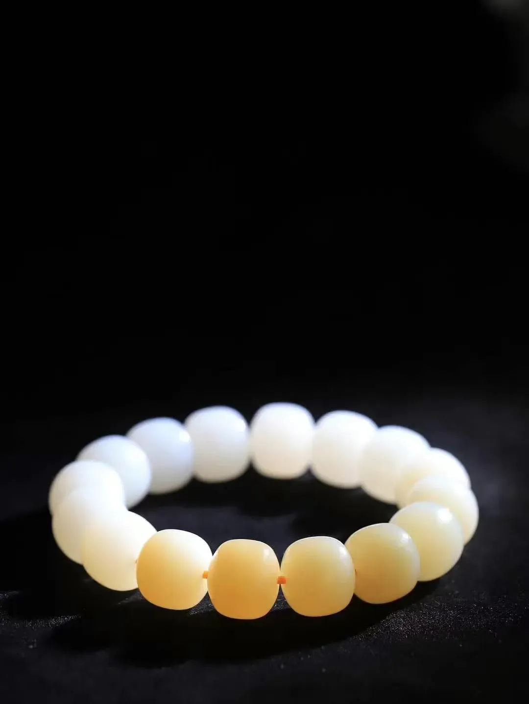 （老型珠.手串）

精品 和田玉糖白玉老型珠手串，也可做手持，玉质细腻油润 饱满光滑 质朴无华，悠远简单，人心境界远，百世修炼深，心灵常驻善意持，觉悟人生百世修。重87.3克    尺寸取一15.2-13.4mm    10710134L